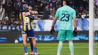 Alejo Veliz festeja en La Plata y lo abraza Elordi, pero se lo anularían. El 9 igual había marcado a los 2 minutos de juego para un gran triunfo de Central ante Gimnasia.