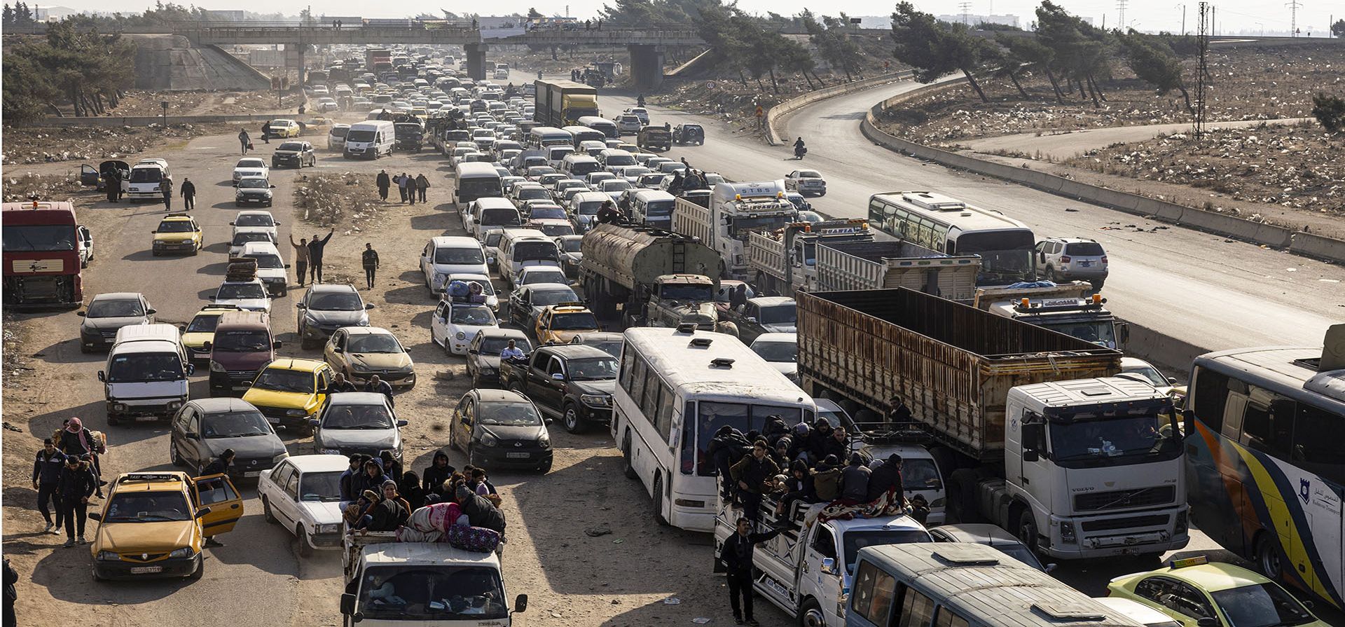 Vehículos salen de Damasco tras la caída del gobierno sirio en las afueras de Damasco, Siria, el domingo 8 de diciembre de 2024. (Ugur Yildirim/Dia Photo via AP) Vehículos salen de Damasco tras la caída del gobierno sirio en las afueras de Damasco, Siria, el domingo 8 de diciembre de 2024. (Ugur Yildirim/Dia Photo via AP)