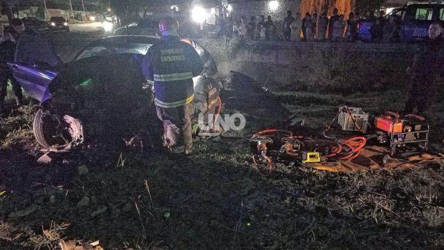 Fatal. Una persona falleció tras un violento impacto de un auto contra una columna de hormigón en Circunvalación Oeste. Fatal. Una persona falleció tras un violento impacto de un auto contra una columna de hormigón en Circunvalación Oeste.
