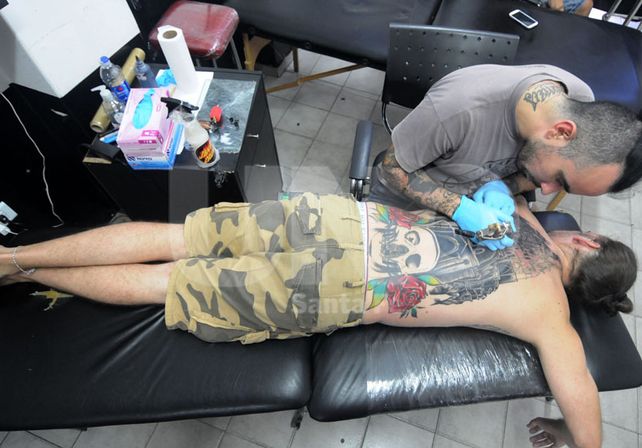 Trabajo. Las agujas penetran varias capas de la piel; muchas veces se siente un ardor y tiraje constante en la parte tatuada.​Foto: José Busiemi / UNO Santa Fe