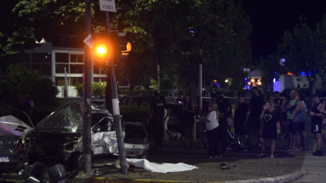 Los restos del coche quedaron sobre la vereda, detrás de la columna del semáforo.