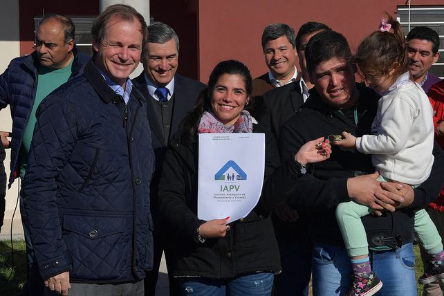 Alegría. La foto típica con los adjudicatarios de la casa. Es un placer compartir este momento