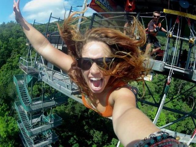 El año pasado se registraron doce muertes por una selfie y ocho por un tiburón.