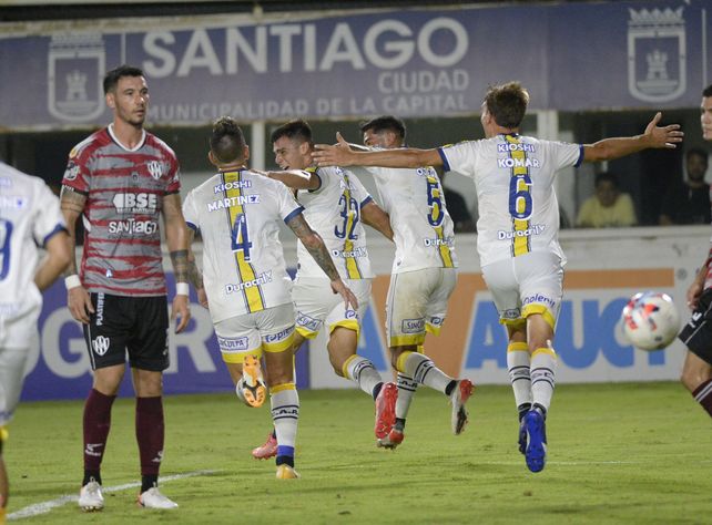 Valió tres puntos. Almada celebra el gol del triunfo de Central ante los santiagueños.