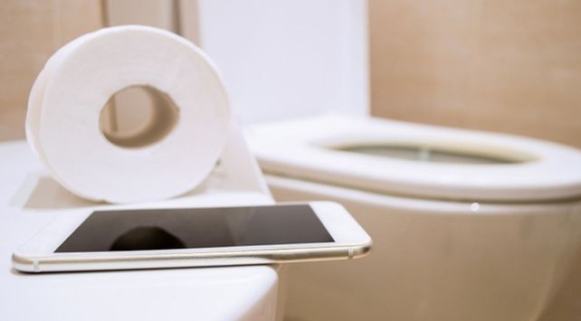 celular en el baño