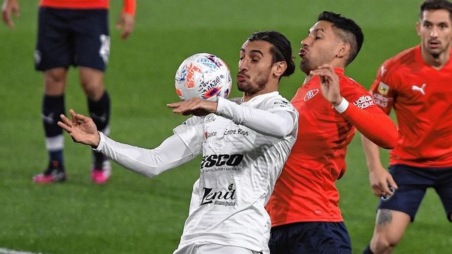 Sosa Sánchez estuvo bien contenido por los defensores de Independiente.