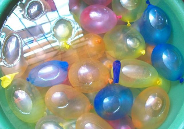 Una joven terminó internada por una guerra de bombuchas de agua