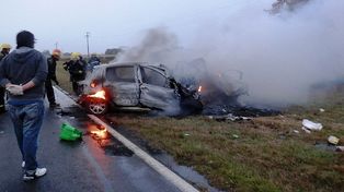 Cuatro personas murieron calcinadas en Saladillo al chocar un auto contra una camioneta