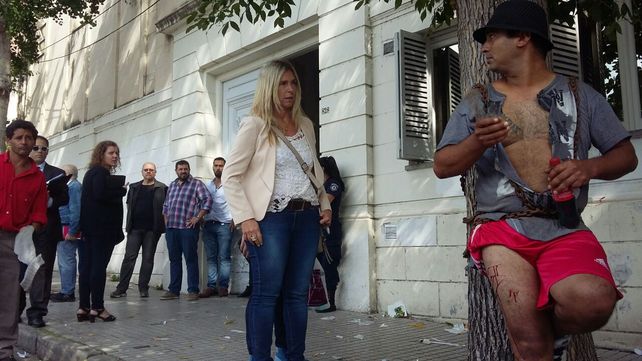 Un carrero se encadenó y se provocó cortes frente al Concejo para pedir por su trabajo