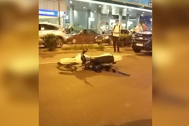Una joven fue atropellada por un motociclista esta tarde en Pellegrini y Sarmiento.&nbsp;