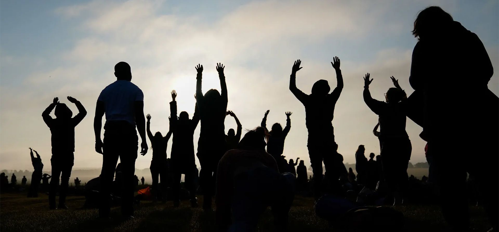 Celebraciones del solsticio de verano 2023 en Stonehenge. La gente practica yoga mientras sale el sol en Stonehenge en Wiltshire el miércoles. Fotografía: Andrew Matthews/PA