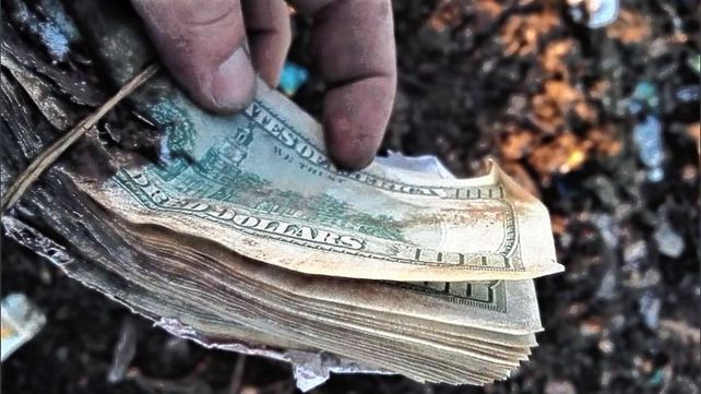 Varios miles de dólares encontraron en un basural