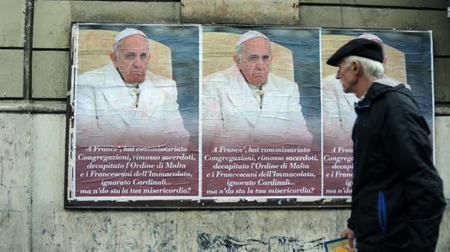 Tras la aparición de afiches en su contra, el Papa pide alejar la envidia y la difamación