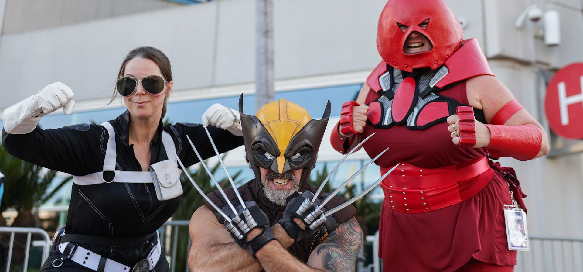Rebecca Eusey, de San Diego (de izquierda a derecha), vestida como agente de S.H.I.E.L.D., Derek Shackleton, también de San Diego, vestido como Wolverine, y Faeren Adams, de San Diego, vestido como Juggernaut, posan para una fotografía durante la noche de preestreno de la Comic-Con International el miércoles 22 de julio de 2026 en San Diego. (Foto de Andrew Park/Invision/AP) Rebecca Eusey, de San Diego (de izquierda a derecha), vestida como agente de S.H.I.E.L.D., Derek Shackleton, también de San Diego, vestido como Wolverine, y Faeren Adams, de San Diego, vestido como Juggernaut, posan para una fotografía durante la noche de preestreno de la Comic-Con International el miércoles 22 de julio de 2026 en San Diego. (Foto de Andrew Park/Invision/AP)