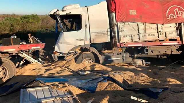 Impactante choque entre tres camiones en la autopista Rosario-Santa Fe