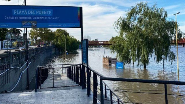 Defensa Civil de Gualeguaychú analiza usar Inteligencia Artificial para emitir alertas tempranas y la crecida que afecta a familias y prestadores turísticos