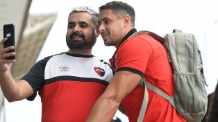 Armando Méndez se fotografió con un hincha antes de subirse al vuelo chárter que trasladó a Newells hacia Chile.
