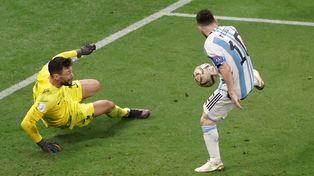 Messi se apresta a convertir el tercer gol de Argentina en tiempo suplementario.
