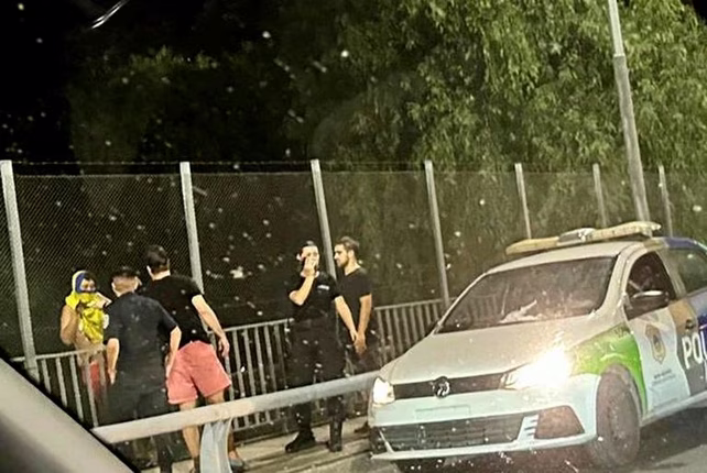 Zaira llamó a la policía al observar la situación sobre el puente del que se iba a arrojar una persona y luego lo convenció de que no se tirara.