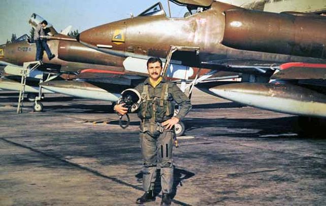 Alfredo Jorge Vázquez junto al poderoso cazabombardero A4 Skyhawk en el que murió combatiendo el 8 de junio de 1982 en Bahía Agradable.