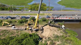 Una grúa de gran porte retira de las aguas del arroyo Miní el camión que conducía un chofer de 31 radicado en la localidad cordobesa de Unquillo.