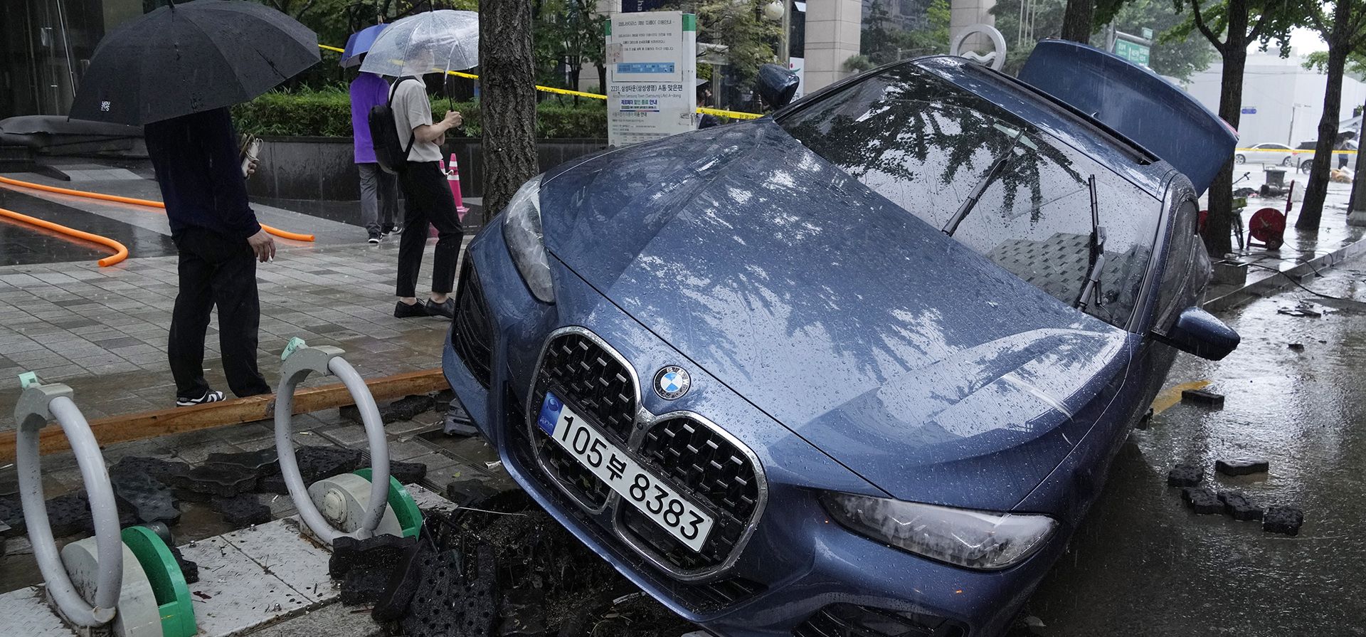 Un vehículo dañado en una calle en Seúl después de ser arrastrado por el agua de las intensas lluvias, Corea del Sur, el martes 9 de agosto de 2022. Las fuertes lluvias inundaron la región de la capital de Corea del Sur, convirtiendo las calles del próspero distrito de Gangnam en Seúl en un río, dejando vehículos sumergidos y abrumadores sistemas de transporte público.