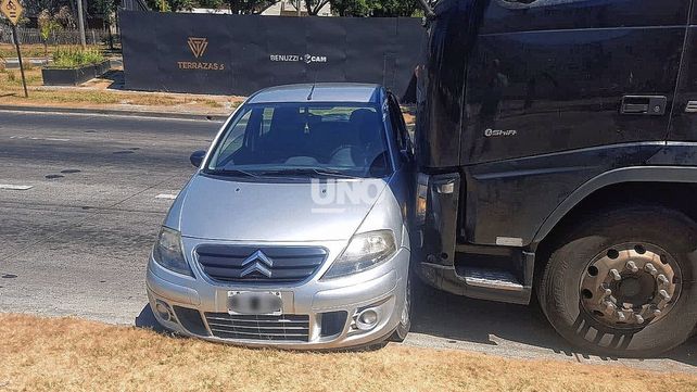 Fuerte impacto en avenida Alem entre un camión y un auto.&nbsp;