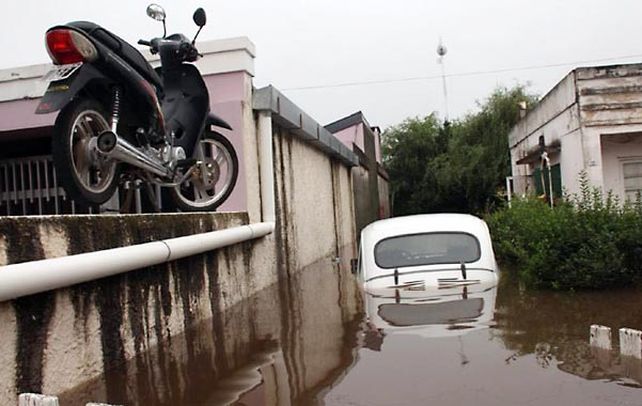 inundados. Numerosas poblaciones cordobesas continúan anegadas por el agua de las lluvias y los desbordes.