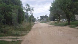 A lo lejos, las máquinas trabajando sobre calle Tibiletti, y a pocos metros vecinos que piden aunque sea que se arregle la arteria para poder transitar sin riesgos