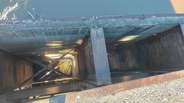 Video-Milagro: una nena se cayó del puente y quedó atrapada entre hierros y troncos