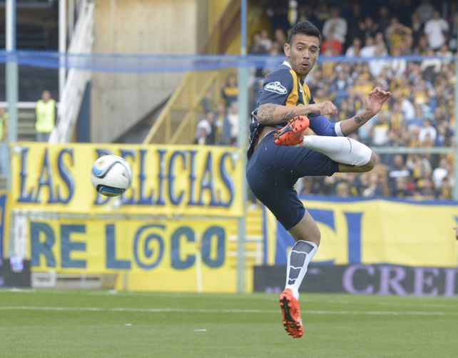 Dominio. Nery Domínguez aún no resolvió su situación. Hoy su representante le hará una contraoferta al club. (Sebastián Suárez Meccia / La Capital)