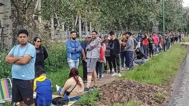 Los hinchas de Boca hicieron largas colas por una entrada.