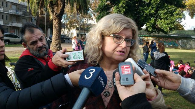 La ministra de Educación habló con la prensa desde el Parque Yrigoyen.