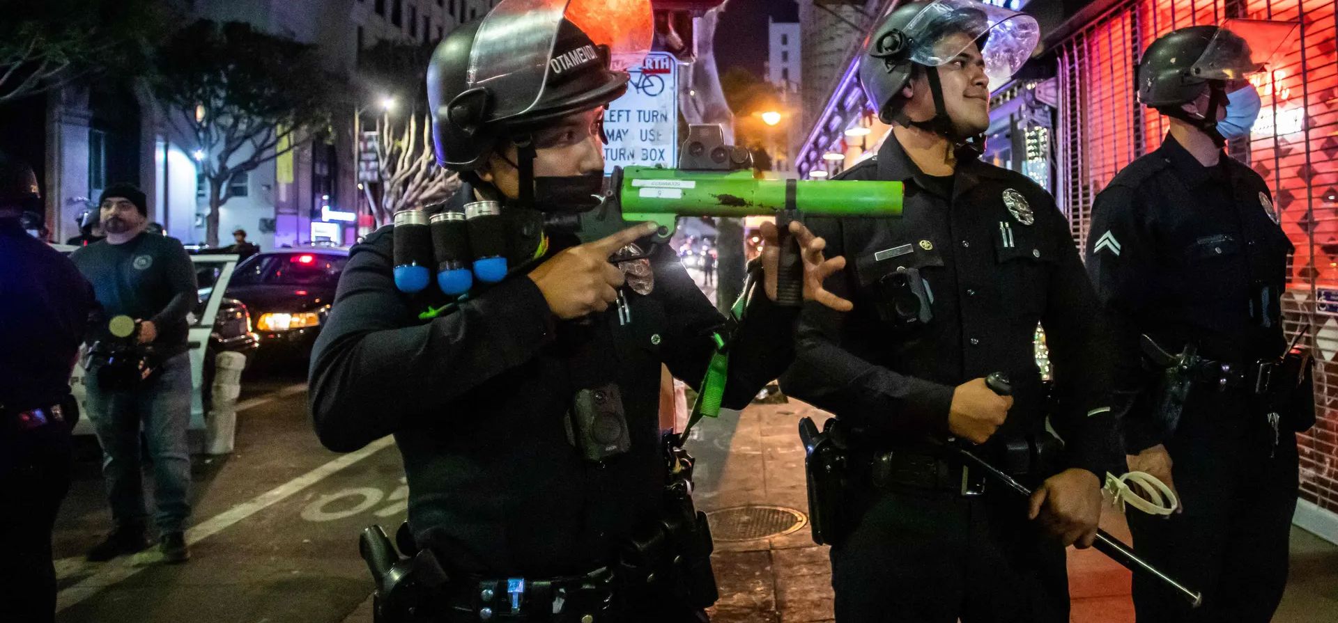 Los Ángeles, EE. UU. Oficiales de policía toman posiciones para dispersar a los fanáticos de LA Rams en el centro de la ciudad después de que el equipo ganó el Super Bowl LVI contra los Cincinnati Bengals.