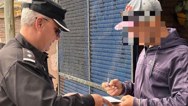 Entrega de notificaciones a familiares para el pago del costo por las amenazas de bomba en escuelas santafesinas&nbsp;