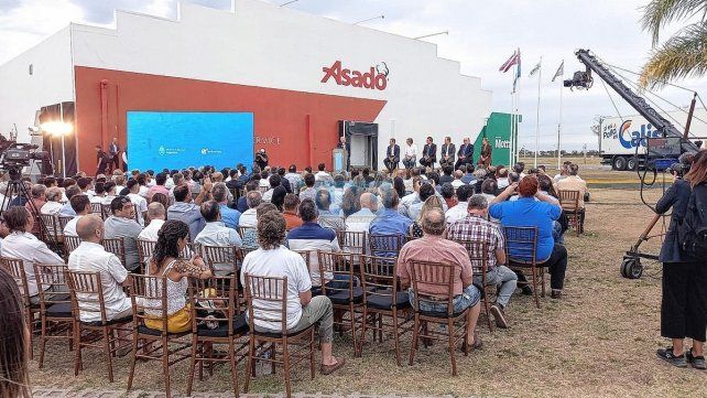 Massa puso en marcha el programa de fortalecimiento porcino y avícola