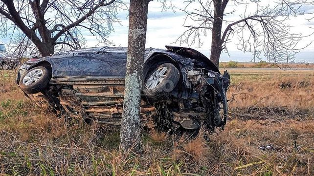 El auto quedó en una posición insólita