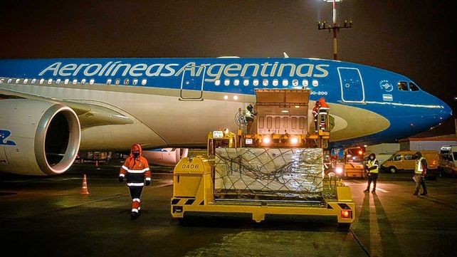 Así se cargaron las vacunas Sputnik V a la bodega del avión de Aerolíneas Argentina
