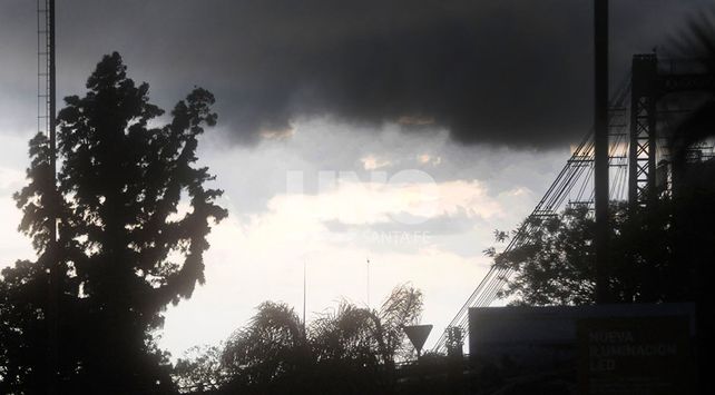 Se hizo de noche en Santa Fe y continúa vigente un alerta por tormentas