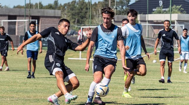 Leones FC. Valentino Stizza maniobra ante los defensores en la práctica de fútbol que se realizó en el predio Estancia Damfield