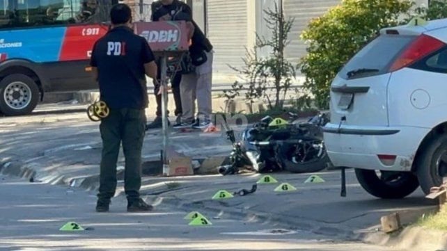 Murió un joven motociclista de 22 años tras chocar contra un auto estacionado en Aristóbulo del Valle