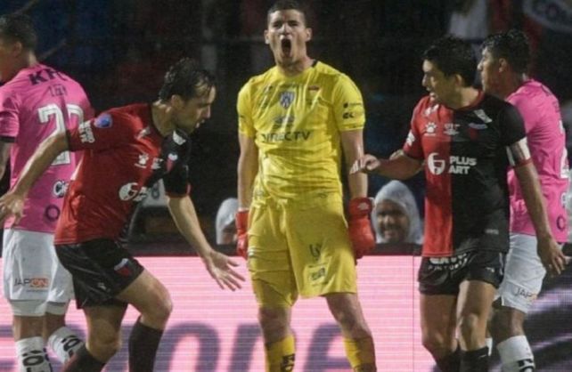 Col&oacute;n sigue de cerca el reclamo de T&eacute;cnico Universitario a Jorge Pinos.