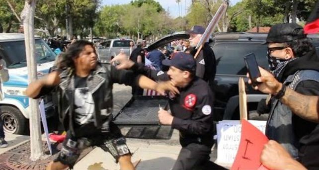 Batalla campal en una marcha del Ku Klux Klan con varios apuñalados y detenidos