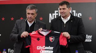 El presidente Ignacio Astore, la camiseta de Newells y el nuevo mánager, el Mago Capria.