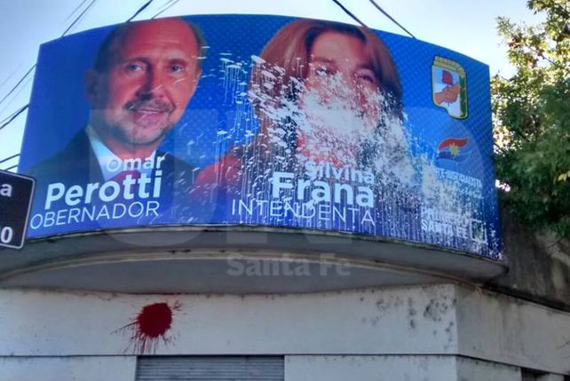 Denuncian daños sistemáticos en cartelerías de una precandidata