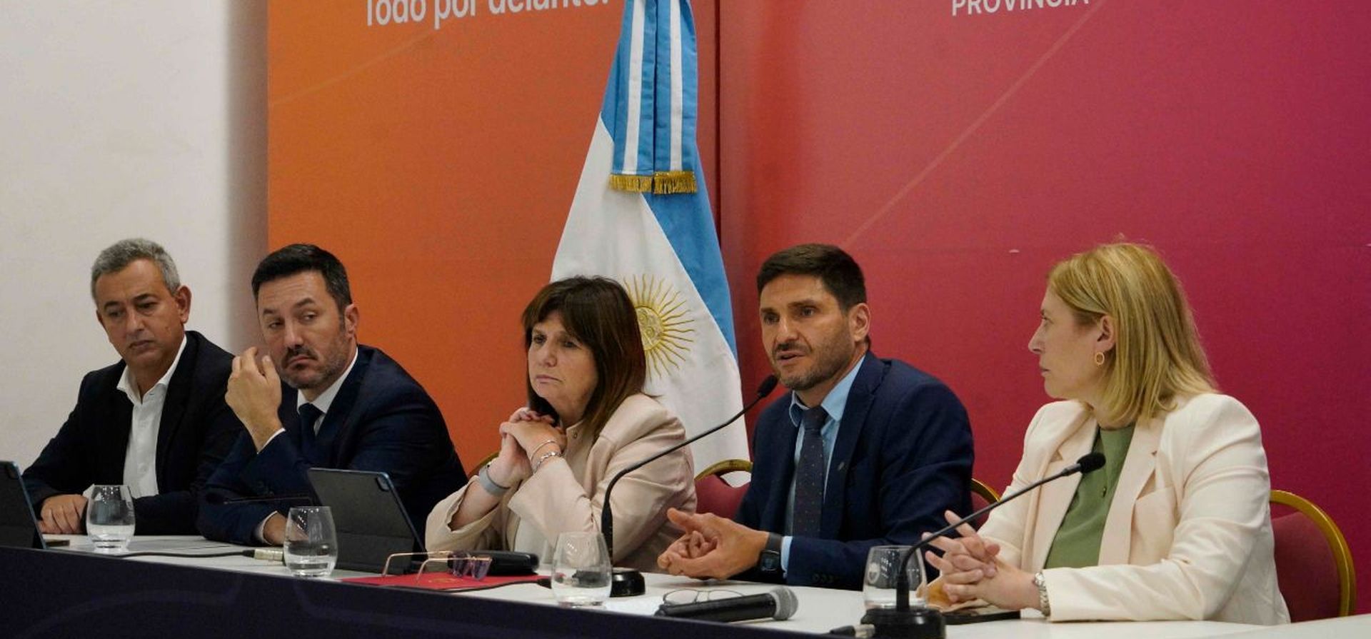 La política, en una pulseada con quienes sólo quieren ver al mundo arder