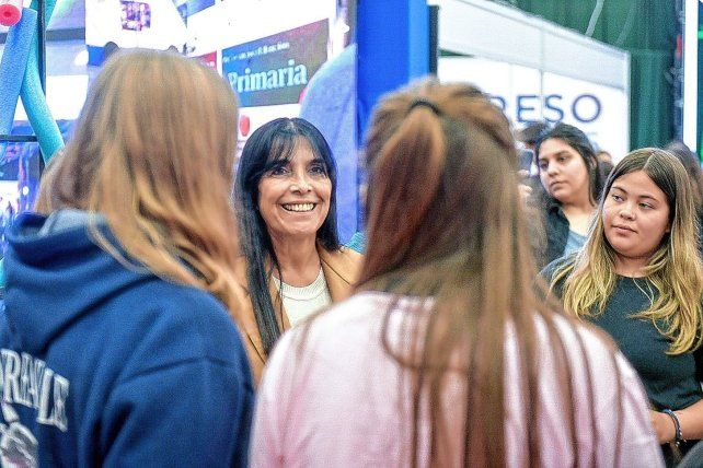 La vicegobernadora Alicia Aluani recorrió los stands de la edición 2024 del Becario Te Muestra.