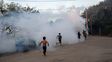 Chicos corren mientras se fumigaba en un barrio de Rosario esta semana.