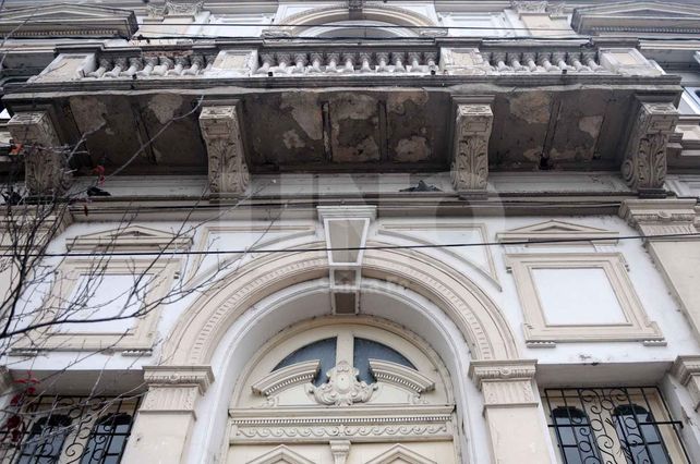 En la fachada. Los balcones tienen un estado lamentable