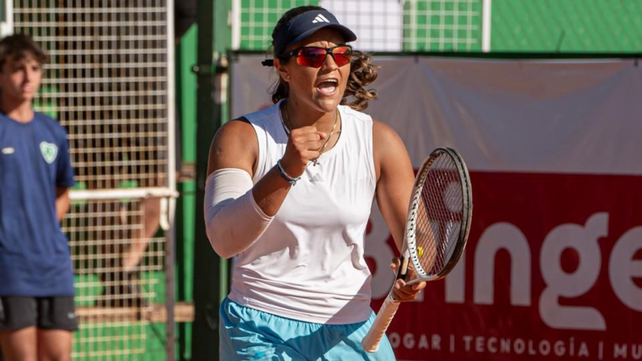 Luisina Giovannini celebra en el torneo de tenis jugado en el club Sarmiento de Junín.